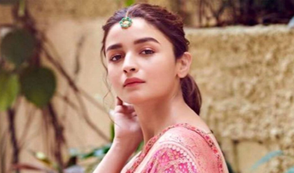 আলিয়া ভাটের গ্লোয়িং স্কিনের আসল রহস্য ফাঁস! এই ঘরোয়া উপায়েই কি তিনি ধরে রাখেন যৌবন?