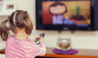 আপনার সন্তান কি দিনরাত টিভির সামনে? এই ৫টি জাদুকরী উপায়ে কাটান শিশুর স্ক্রিন আসক্তি
