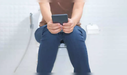 টয়লেটে ফোন নিয়ে যান? অজান্তেই ডেকে আনছেন পাইলসের মতো ভয়াবহ বিপদ, সাবধান করছেন চিকিৎসকরা!