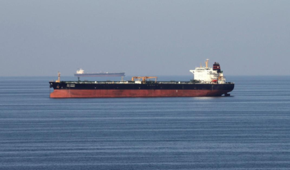 মাঝসমুদ্রে ভোলবদল! ভারতের তেল নিয়ে চিনের পথে ‘নিষিদ্ধ’ জাহাজ, তুঙ্গে চাঞ্চল্য