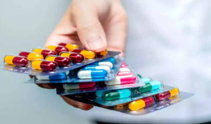 ট্রাম্পের ‘ড্রাগ ওয়ারে’ কাঁপছে বিশ্ববাজার! ভারতীয় ওষুধের ওপর ১০০% শুল্ক, কতটা বিপদে দেশীয় সংস্থাগুলো?