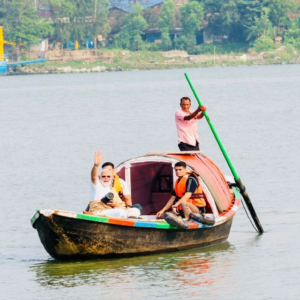 নির্বাচনী রণক্ষেত্র ছেড়ে মাঝগঙ্গায় মোদী! মাঝিকে আলিঙ্গন আর ১০০০ টাকার ভাড়ায় মন জিতলেন নমো