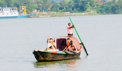 নির্বাচনী রণক্ষেত্র ছেড়ে মাঝগঙ্গায় মোদী! মাঝিকে আলিঙ্গন আর ১০০০ টাকার ভাড়ায় মন জিতলেন নমো