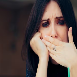 একটানা হেঁচকিতে নাজেহাল? মাত্র ১ মিনিটের এই ম্যাজিক ট্রিক্সে মিলবে চিরস্থায়ী মুক্তি!