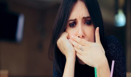 একটানা হেঁচকিতে নাজেহাল? মাত্র ১ মিনিটের এই ম্যাজিক ট্রিক্সে মিলবে চিরস্থায়ী মুক্তি!