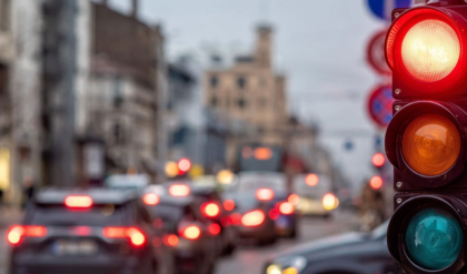 লাল-হলুদ-সবুজেই কেন থামে গাড়ি? ট্রাফিক সিগন্যালের রঙের নেপথ্যে লুকিয়ে থাকা চমকপ্রদ রহস্য!