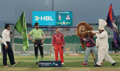 পিএসএলে ধুন্ধুমার! টসের আগেই হাতাহাতি-ঘুষোঘুষি ম্যাসকটদের, হাঁ করে দেখলেন ওয়ার্নার-আফ্রিদি