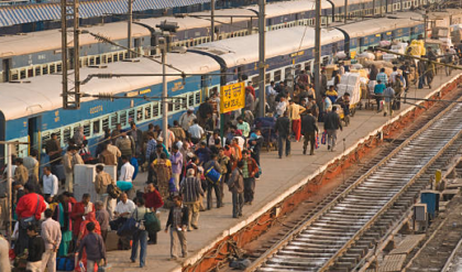 সাবধান! রেলওয়ে স্টেশনে এক মুহূর্তের জিভের স্বাদ হতে পারে আপনার শেষ যাত্রা