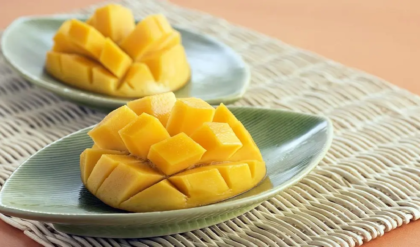 আম খেয়েই কি শরীরে বাড়ছে অস্বস্তি? জেনে নিন আম খাওয়ার সঠিক ও স্বাস্থ্যকর উপায়!