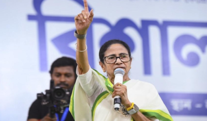 কাদা ঠেলে জনসমুদ্র! দুর্যোগ উপেক্ষা করেও মমতার সভায় উপচে পড়া ভিড়, মিনাখাঁয় কড়া টক্কর