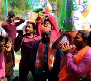 ভোটের মুখে নজিরবিহীন সৌজন্য! তৃণমূলের পার্টি অফিসে ঢুকে কর্মীদের প্রণাম বিজেপি প্রার্থীর ভোটের মুখে নজিরবিহীন সৌজন্য! তৃণমূলের পার্টি অফিসে ঢুকে কর্মীদের প্রণাম বিজেপি প্রার্থীর