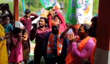 ভোটের মুখে নজিরবিহীন সৌজন্য! তৃণমূলের পার্টি অফিসে ঢুকে কর্মীদের প্রণাম বিজেপি প্রার্থীর