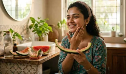 তরমুজ খেয়ে খোসা ফেলে দিচ্ছেন? ত্বকের জেল্লা ফেরাতে এর জাদুকরী গুণ জানলে আজীবন পস্তাবেন!