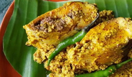 পহেলা বৈশাখে ডাইনিং টেবিলে রাজকীয় স্বাদ! কলাপাতায় মোড়া ভাপা ইলিশের এই রেসিপি হার মানাবে নামী রেস্তোরাঁকেও! পহেলা বৈশাখে ডাইনিং টেবিলে রাজকীয় স্বাদ! কলাপাতায় মোড়া ভাপা ইলিশের এই রেসিপি হার মানাবে নামী রেস্তোরাঁকেও!