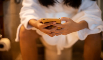 কমোডে বসে মোবাইল দেখছেন? অজান্তেই শরীরে বাসা বাঁধছে এই ৫টি মারণ রোগ!