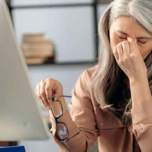 দিনরাত মোবাইলের স্ক্রিনে চোখ? অন্ধত্ব ঠেকাতে আজই মেনে চলুন এই জাদুকরী নিয়ম!