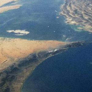 হরমুজ প্রণালীতে বড় ঘোষণা ইরানের! ওমান সীমান্ত দিয়ে চলা জাহাজের ওপর থেকে সরছে ‘টোল’