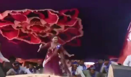 গানের তালে নাচছিলেন শিল্পী, আচমকাই হুড়মুড়িয়ে ভেঙে পড়ল আস্ত স্টেজ! হাড়হিম করা ভিডিও ভাইরাল