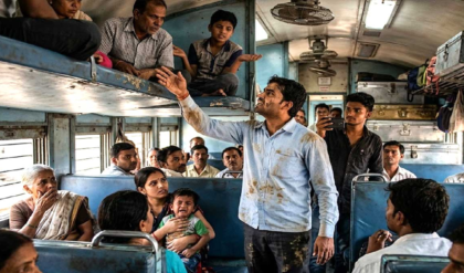 ছি ছি! চলন্ত ট্রেনের আপার বার্থ থেকে সহযাত্রীর গায়ে শিশুর মলত্যাগ! ভিডিও দেখে মাথায় হাত নেটপাড়ার