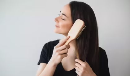 স্নান সেরে ভেজা চুলে চিরুনি দিচ্ছেন? নিজের অজান্তেই নিজের বড় ক্ষতি করছেন না তো? আজই সাবধান হোন!