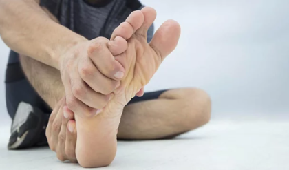 সাবধান! পায়ের এই ছোট লক্ষণগুলোই বলছে আপনার রক্তে জমছে মারণ কোলেস্টেরল