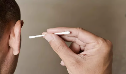 কান পরিষ্কার করতে গিয়ে বিপদ ডাকছেন না তো? জেনে নিন সঠিক ও নিরাপদ পদ্ধতি