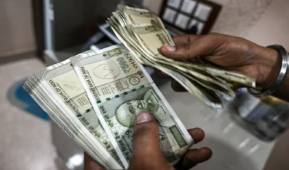 ৯৩-এর গণ্ডি পার করল রুপি! ডলারের দাপটে কি তবে আরও সস্তা হবে ভারতীয় মুদ্রা?