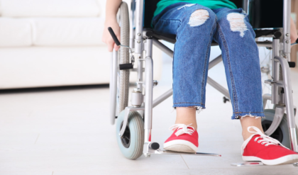 এক রাতেই পাথর হলো দুই পা! ফ্লোরিডার যুবতীর রহস্যময় পরিণতি কি কোনো অভিশাপ?