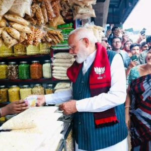 প্রধানমন্ত্রীর হাতে ঝালমুড়ি তুলে দেওয়াই কি হলো কাল? আতঙ্কে সপরিবারে বেপাত্তা ঝাড়গ্রামের বিক্রম!