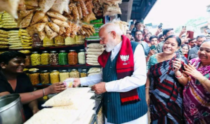 প্রধানমন্ত্রীর হাতে ঝালমুড়ি তুলে দেওয়াই কি হলো কাল? আতঙ্কে সপরিবারে বেপাত্তা ঝাড়গ্রামের বিক্রম!