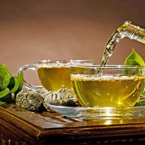 সবুজ চা না কি লিকার চা? কাপের লড়াইয়ে কে বেশি শক্তিশালী? আসল সত্যিটা জেনে নিন!