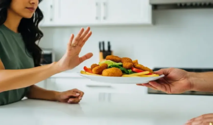 সুস্থ থাকতে চান? অজান্তেই বিষ খাচ্ছেন না তো? আজই বর্জন করুন এই ৫টি খাবার!