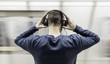 হেডফোনে মগ্ন থাকেন সারাদিন? কানের দফারফা হওয়ার আগে এই ৫টি ভয়াবহ বিপদ জেনে নিন!