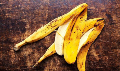 কলার খোসা কি আবর্জনায় ফেলছেন? এর চমকপ্রদ ৫টি গুণ জানলে আর ভুলেও ফেলবেন না!