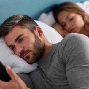 স্বামী কি অন্য নারীর প্রতি আসক্ত? তার আচরণের এই ৫টি পরিবর্তনই বলে দেবে আসল সত্য!