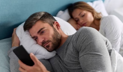 স্বামী কি অন্য নারীর প্রতি আসক্ত? তার আচরণের এই ৫টি পরিবর্তনই বলে দেবে আসল সত্য!