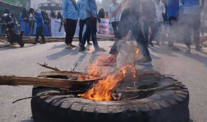 মালদহে ফের বিক্ষোভের আগুন! ১২ নম্বর জাতীয় সড়কে টায়ার জ্বালিয়ে অবরোধ, তুঙ্গে উত্তেজনা