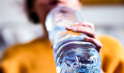 প্লাস্টিকের বোতলে জল খাচ্ছেন? নিজের অজান্তেই শরীরে ঢুকছে হাজার হাজার বিষাক্ত কণা!