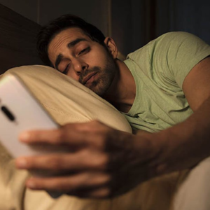 বালিশের পাশে স্মার্টফোন রেখে ঘুমোচ্ছেন? অজান্তেই নিজের শরীরে ডেকে আনছেন মারণ রোগ!