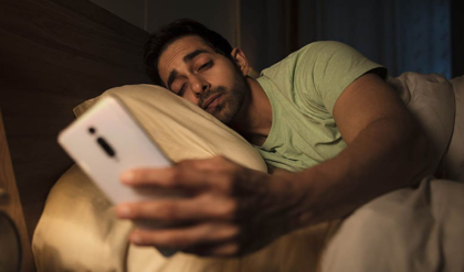 বালিশের পাশে স্মার্টফোন রেখে ঘুমোচ্ছেন? অজান্তেই নিজের শরীরে ডেকে আনছেন মারণ রোগ!