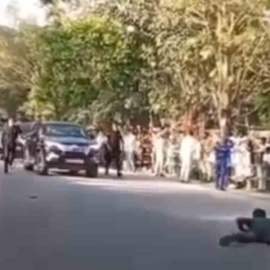 নিরাপত্তার বজ্রআঁটুনি ফুঁড়ে মোদীর গাড়ির সামনে যুবক! কোচবিহারে এসপিজি-র নাভিশ্বাস নিরাপত্তার বজ্রআঁটুনি ফুঁড়ে মোদীর গাড়ির সামনে যুবক! কোচবিহারে এসপিজি-র নাভিশ্বাস