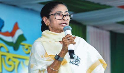ভাষণ থামিয়ে মঞ্চ ছাড়লেন ক্ষুব্ধ মমতা! ভবানীপুরের ‘মাইক যুদ্ধে’ যুযুধান দুই শিবির, উত্তপ্ত রাজনীতি