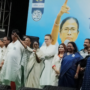 মমতার মানবিক মুখ! বেহালার সভায় অসুস্থ মহিলা সমর্থক, নিজে গিয়ে নাড়ি টিপে দেখলেন মুখ্যমন্ত্রী