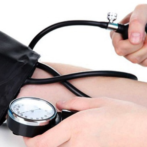 হঠাৎ প্রেশার লো হয়ে অন্ধকার দেখছেন? ঘাবড়াবেন না, হাতের কাছেই আছে বাঁচার সহজ উপায়!