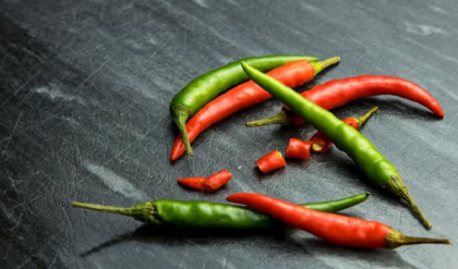 ঝাল খেলেই কেল্লাফতে! কাঁচা লঙ্কার এই জাদুকরী গুণগুলো জানলে আজই থালায় নেবেন ৪টি