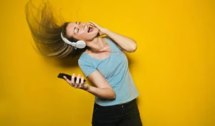 মানসিক চাপ ও অবসাদ থেকে মুক্তি চান? মিউজিক থেরাপির জাদুকরী শক্তি অবাক করবে আপনাকে!