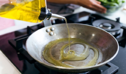 রান্নার তেলেই কি লুকিয়ে আছে মরণব্যাধি? অজান্তেই আপনার রক্তে মিশছে এমন কিছু যা জানলে আঁতকে উঠবেন! রান্নার তেলেই কি লুকিয়ে আছে মরণব্যাধি? অজান্তেই আপনার রক্তে মিশছে এমন কিছু যা জানলে আঁতকে উঠবেন!