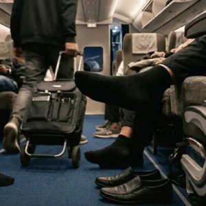 বিমানে কি কালো মোজা পরে উঠছেন? নিজের অজান্তেই ডেকে আনছেন মারাত্মক বিপদ! জানুন চাঞ্চল্যকর কারণ বিমানে কি কালো মোজা পরে উঠছেন? নিজের অজান্তেই ডেকে আনছেন মারাত্মক বিপদ! জানুন চাঞ্চল্যকর কারণ