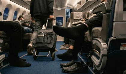 বিমানে কি কালো মোজা পরে উঠছেন? নিজের অজান্তেই ডেকে আনছেন মারাত্মক বিপদ! জানুন চাঞ্চল্যকর কারণ