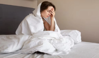 নতুন জায়গায় গেলেই কি সারারাত এপাশ-ওপাশ করেন? আপনার মস্তিষ্কের এক গোপন ‘সুরক্ষা কবচ’ই আপনার ঘুমের শত্রু!